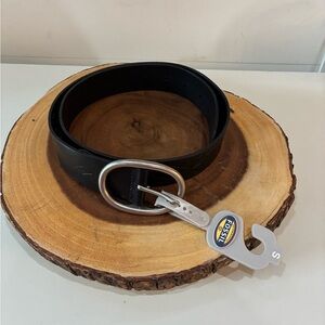 Fossil women’s belt. Crafted from high-quality black leather, New old stock
